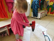 Šroubujeme, zatloukáme, vrtáme a řežeme -polytechnika ve školce